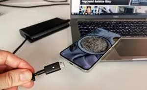 Czy można ładować telefon ładowarką do laptopa? Sprawdź bezpieczeństwo
