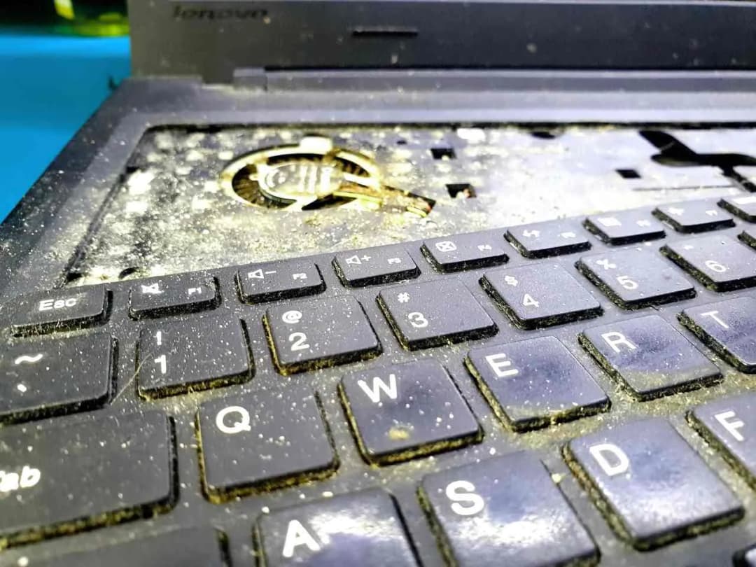 Czym czyścić laptopa z zewnątrz, aby uniknąć uszkodzeń?