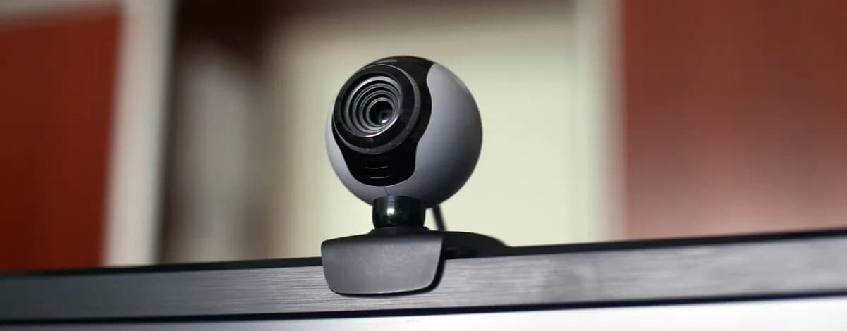 Jak podłączyć zewnętrzną kamerę do laptopa – proste kroki bez problemów technicznych