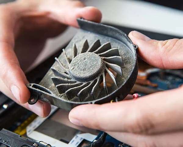 Ile kosztuje czyszczenie laptopa z kurzu? Sprawdź, co wpływa na ceny